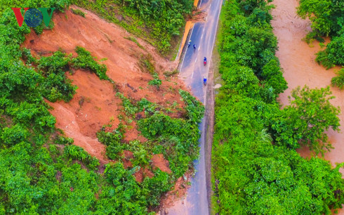 Ít nhất một tuần nữa mới khắc phục xong sự cố sạt lở hơn 40 nghìn m3 đất đá tại quốc lộ 279 thuộc huyện Tuần Giáo, tỉnh Điện Biên. (Thời sự trưa 05/9/2017)